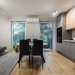 Airport Deluxe بوزنان