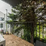 Airport Deluxe بوزنان